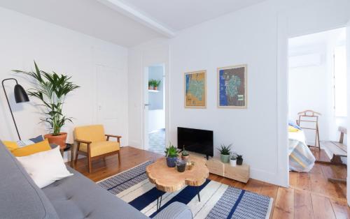 a living room with a couch and a table at Casa Santa Marinha in Lisbon