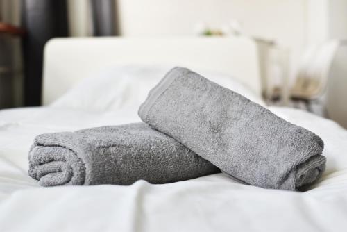 a pile of towels sitting on top of a bed at Ferienwohnung in Duisburg Monteurwohnung in Duisburg