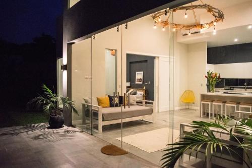 uma sala de estar com um sofá e uma cozinha em Lilan Nature, Modern House N°2, private swimming pool em Cahuita