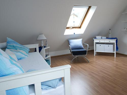 um quarto com uma cama, uma secretária e uma janela em Ferienwohnung Claudi em Zell am Harmersbach