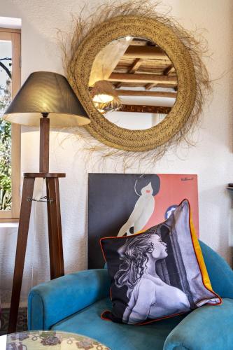 a living room with a blue couch and a mirror at Riad Tamayourt Ocean View & piscine chauffée à 30 in Essaouira
