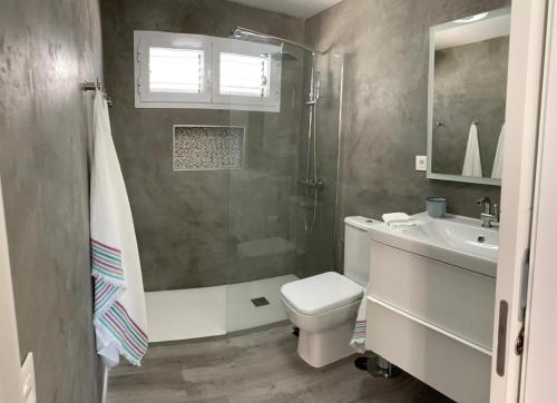 プラヤ・デル・イングレスにあるVilla Clauのバスルーム(トイレ、洗面台、シャワー付)