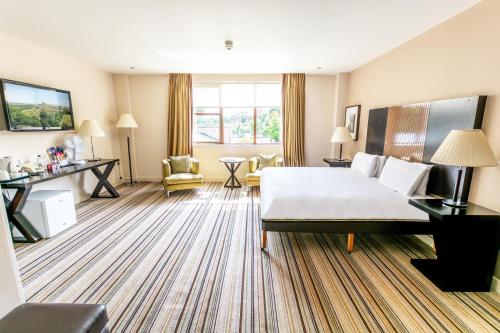 En eller flere senge i et værelse på Daresbury Park Hotel & Spa