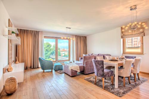 ein Wohnzimmer mit einem Tisch und einem Sofa in der Unterkunft VIP Apartments in Sarajevo