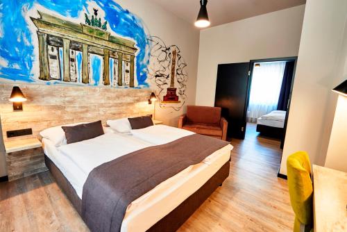 ハンブルクにあるUrban Home Hotelのベッドルーム1室(大型ベッド1台付)