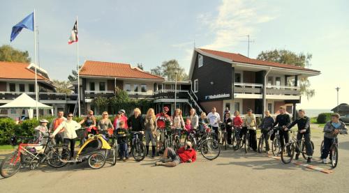 a group of people with bikes in front of a building at Vila Baldininkas in Neringa