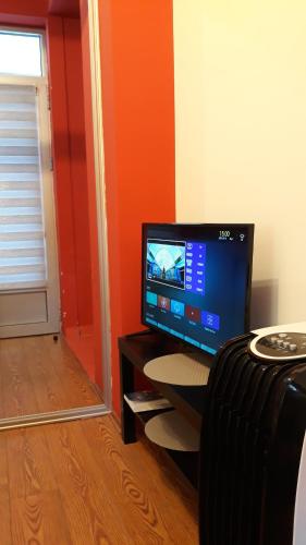 TV a/nebo společenská místnost v ubytování Dody Apartmani