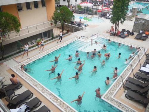a group of people in a swimming pool at Hotel Termal in Baile Felix