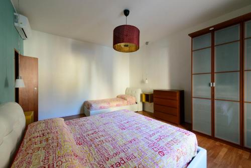 モンツァにあるMonza Park Apartmentのベッドルーム1室(ベッド1台、ドレッサー付)