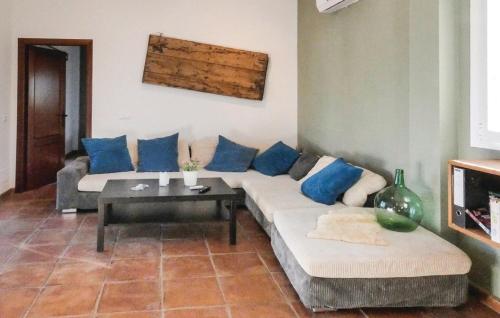 Una sala de estar con un sofá blanco y almohadas azules. en casa Bandoleros, en Arenas