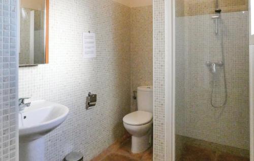 uma casa de banho com um WC, um lavatório e um chuveiro em casa Bandoleros em Arenas
