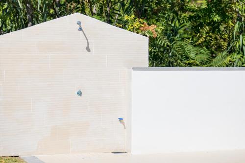 a white building with two birds on it at Veda elegant rooms in Fiumefreddo di Sicilia