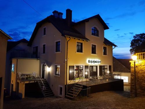 un edificio con escaleras que conducen a él por la noche en Ferienwohnung Schlosswächter am Schloss Colditz en Colditz