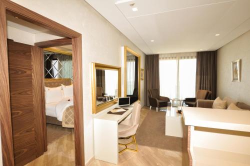 een hotelkamer met een bed en een bureau bij Suite Hotel Casa Diamond in Casablanca
