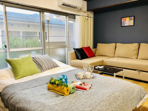 1 dormitorio con 1 cama con mesa y sofá en 板橋 RCアネックス Rc201, en Tokio