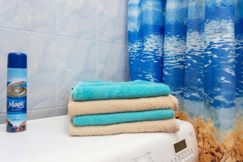 einen Stapel Handtücher auf der Waschmaschine in der Unterkunft Apartment Zhukovskogo 5/2 in Minsk