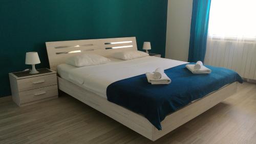 sypialnia z dużym łóżkiem z dwoma ręcznikami w obiekcie Apartment Bilic w Fažanie