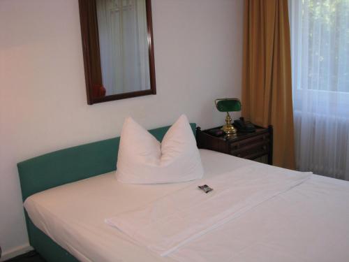 Een bed of bedden in een kamer bij Hotel Haus Bismarck