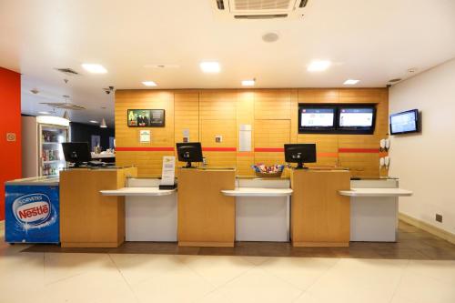 Lobbyn eller receptionsområdet på ibis Montes Claros Shopping