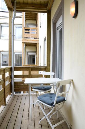 Il dispose d'un balcon avec une table et des chaises. dans l'établissement Le 23 - Strasbourg, à Strasbourg