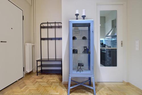 un miroir sur pied dans une pièce dans l'établissement Photographers House, à Athènes