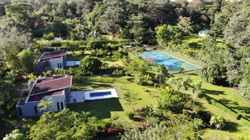 una vista aérea de una villa con piscina en Lilan Nature, Modern House N°1, private swimming pool. en Cahuita