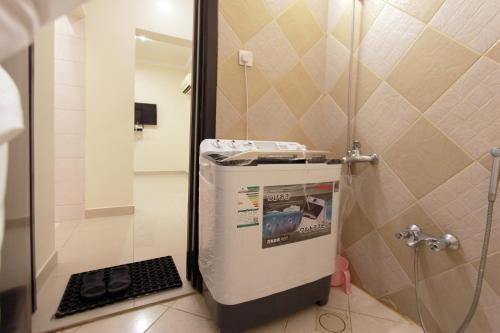 a small bathroom with a shower and a sink at شقق منازل القصواء للشقق المخدومة إقتصادي in Buraydah