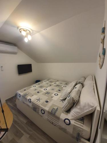 a hospital bed in a room with a tv at Kuća Lukin in Betina