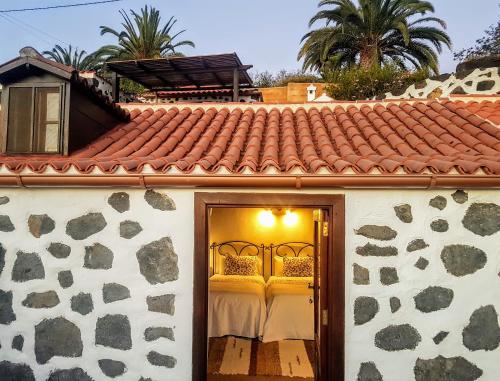 a house with a bed in a doorway at Casa Rural LAS TIAS II in Tijarafe