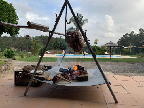 une sculpture d'une balançoire avec un feu dans l'établissement Quinta da Arrifana, à Ponte de Lima