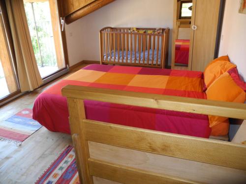 sypialnia z łóżkiem z kolorową narzutą w obiekcie Agriturismo Piccolo paradiso w mieście Pianello Del Lario
