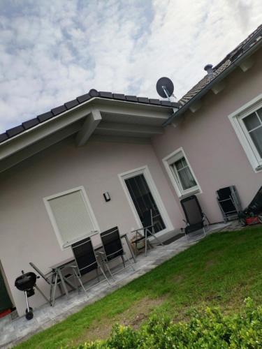 a group of chairs sitting on the side of a house at Haus Brückelsee in Wackersdorf