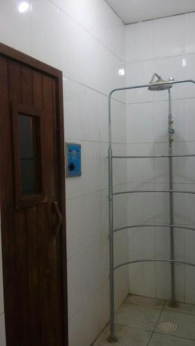 a bathroom with a shower with a glass door at Linda Chácara em IBIUNA com Sauna - Piscina - WiFi - Caseiro in Ibiúna
