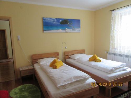 ザンクト・ミヒャエル・イム・ルンガウにあるFerienhaus Königのベッドルーム1室(黄色い枕のベッド2台付)