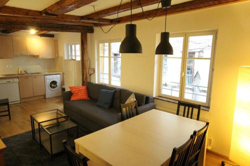 un salon avec un canapé et une table dans l'établissement Colmar Historic Center - Alsacian Appartement PETITE VENISE 2 - BookingAlsace, à Colmar