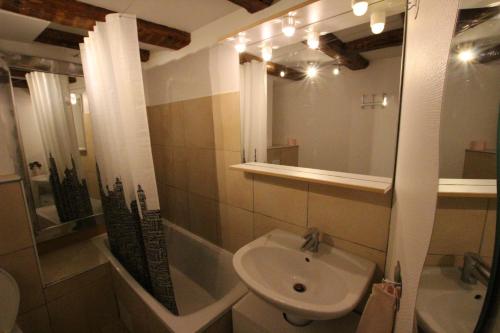 une salle de bain avec un lavabo, des toilettes et un miroir dans l'établissement Colmar Historic Center - Alsacian Appartement PETITE VENISE 2 - BookingAlsace, à Colmar