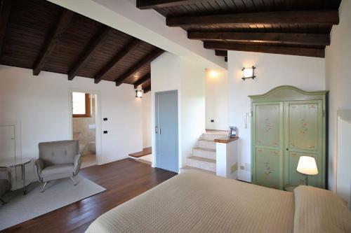 1 dormitorio con cama, escritorio y silla en LA VALLETTA MAISON, en Ponteranica