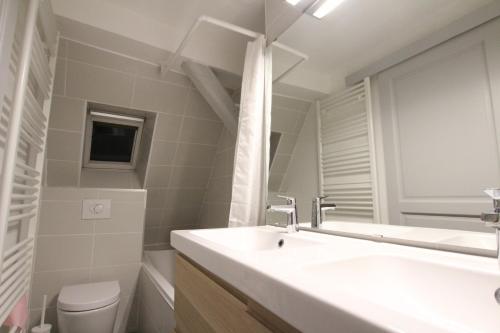 Ett badrum på Colmar City Center - Appartement BELLE-VUE 4 étoiles