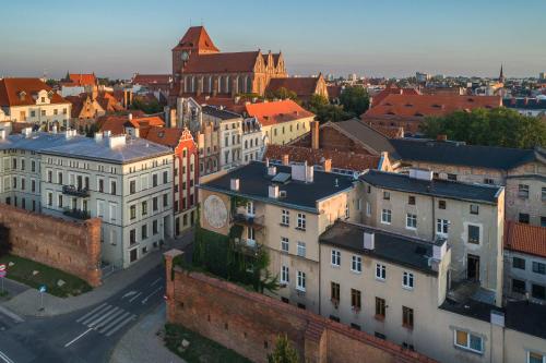 widok miasta z lotu ptaka z budynkami w obiekcie Apartament Łazienna River View AC Progres w Toruniu