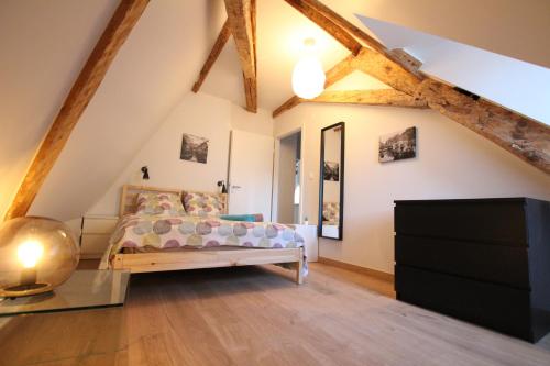 una camera da letto con letto in mansarda di Colmar Historic Center - BELLE ALSACE 5 - 4 étoiles a Colmar