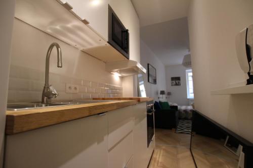 cocina con fregadero y encimera en Colmar City Center - Quiet Studio ALSACE, en Colmar
