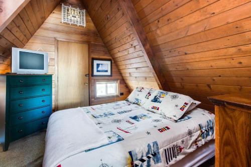 1 dormitorio con 1 cama y TV en una habitación en Pirate's Paradise, en Lincoln City