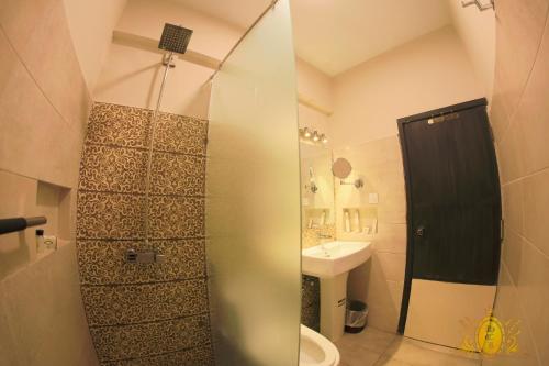 Hotel Crown Innにあるバスルーム