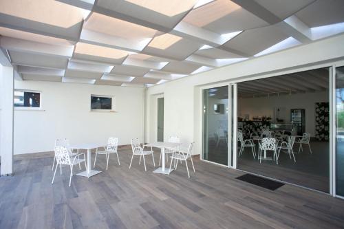 a dining room with white tables and chairs at Hotel Terme Abano Verdi in Abano Terme