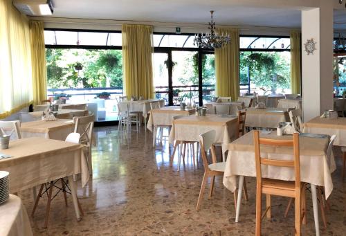 Restaurace v ubytování Hotel Lux