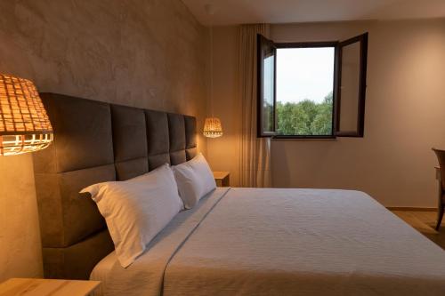 Un dormitorio con una cama grande y una ventana en Agroturizem Gjepali en Shijak