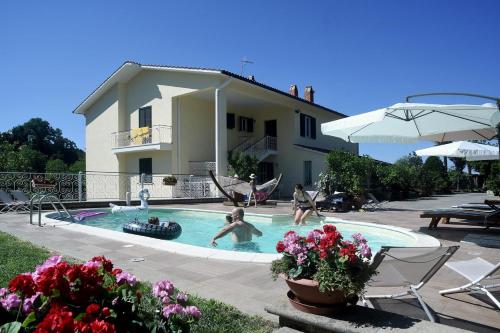 un groupe de personnes jouant dans une piscine dans l'établissement Casa Vacanze La Mattonara, à Viterbe