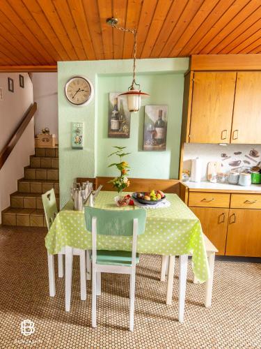 Una cocina o cocineta en Pension Chesselberg