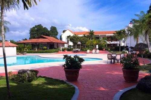 un complexe avec une piscine et un complexe dans l'établissement Los Corozos Apartment G1 Guavaberry Golf & Country Club, à Juan Dolio
