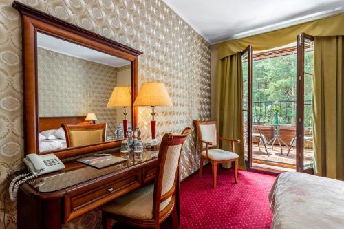 Postel nebo postele na pokoji v ubytování Hotel - Dworek Tryumf